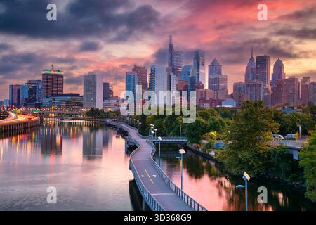 Philadelphia, Pennsylvania, USA. Stadtbild der Innenstadt von Philadelphia, Pennsylvania und des Schuylkill River, der im wunderschönen Herbst in die Stadt führt Stockfoto