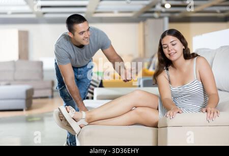 Mann und Frau wählen das Sofa im Möbelgeschäft Stockfoto