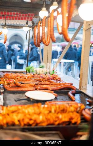 Köstliches traditionelles polnisches Essen gegrillte Wurst auf dem Weihnachtsmarkt Stockfoto