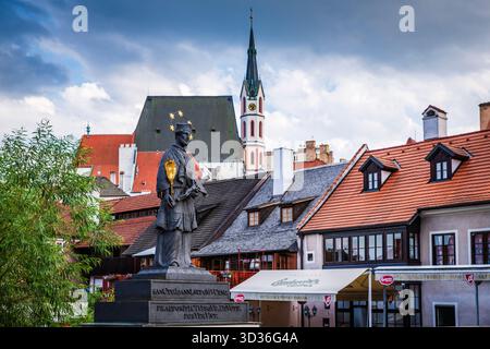 Statue des heiligen Johannes von Nepomuk, Schutzpatron von Böhmen, mit gotischem Turm der St. Veit-Kirche im Hintergrund. Stockfoto