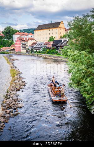 Sightseeing-Tour Gruppe, Fluss-Rafting auf der Vitava Fluss durch das historische Cesky Krumlov. Stockfoto