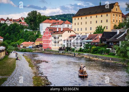 Sightseeing-Tour Gruppe, Fluss-Rafting auf der Vitava Fluss durch das historische Cesky Krumlov. Stockfoto