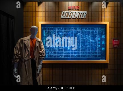 tokio, shibuya - 12. september 2025: Schaufensterpuppe in Ryo Saebas legendärem Kostüm neben der japanischen „XYZ“-Pinnwand von City Hunter bei der Netflix 10th Ann Stockfoto