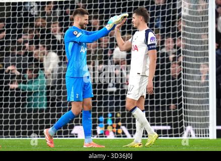 Tottenham Hotspur Torhüter Guglielmo Vicario und Micky van de Ven feiern nach dem Spiel der UEFA Champions League im Tottenham Hotspur Stadium in London. Bilddatum: Dienstag, 4. November 2025. Stockfoto