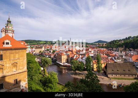 Aus der Vogelperspektive auf die historische Altstadt Cesky Krumlov, eine mittelalterliche Stadt in der Tschechischen Republik, von der Burg aus. Stockfoto