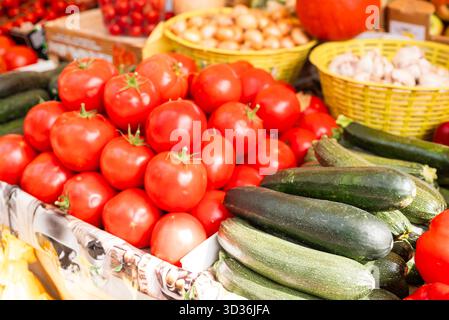 Süßes Gemüse und Obst, Tomaten und Zucchini, Auswahl auf dem Markt Stockfoto