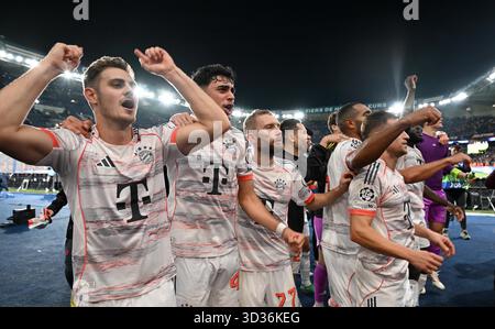Paris, Frankreich. November 2025. Fußball: Champions League, Paris Saint-Germain - Bayern München, Vorrunde, Spieltag 4, Parc des Princes. Die Bayern-Spieler feuern nach dem Spiel an. Quelle: Federico Gambarini/dpa/Alamy Live News Stockfoto