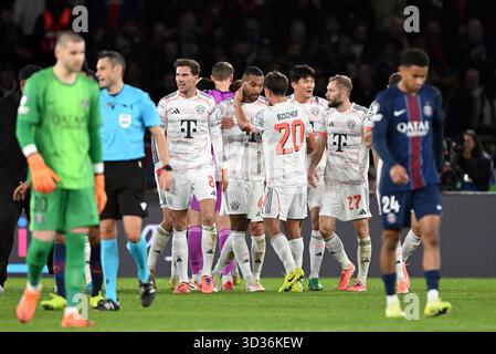 Paris, Frankreich. November 2025. Fußball: Champions League, Paris Saint-Germain - Bayern München, Vorrunde, Spieltag 4, Parc des Princes. Die Bayern-Spieler feuern nach dem Spiel an. Quelle: Federico Gambarini/dpa/Alamy Live News Stockfoto