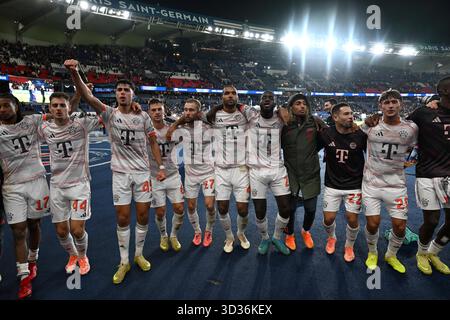 Paris, Frankreich. November 2025. Fußball: Champions League, Paris Saint-Germain - Bayern München, Vorrunde, Spieltag 4, Parc des Princes. Die Bayern-Spieler feuern nach dem Spiel an. Quelle: Federico Gambarini/dpa/Alamy Live News Stockfoto