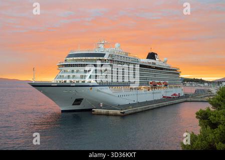 Split Kroatien, 4. Oktober 2025, das Kreuzfahrtschiff Viking Star mit seinen Decks steht im Hafen bei Sonnenuntergang mit einem wunderschönen Himmel Stockfoto