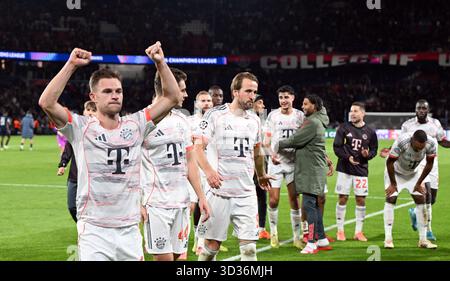 Paris, Frankreich. November 2025. Fußball: Champions League, Paris Saint-Germain - Bayern München, Vorrunde, Spieltag 4, Parc des Princes. Die Bayern-Spieler feuern nach dem Spiel an. Quelle: Federico Gambarini/dpa/Alamy Live News Stockfoto