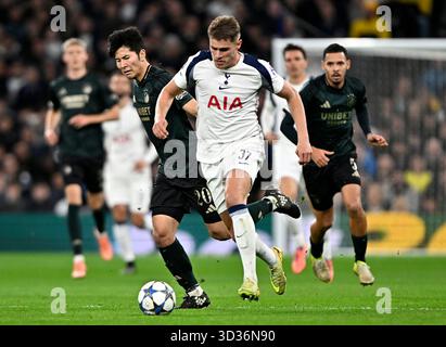 London, Großbritannien. November 2025. Micky van de Ven (Spurs) geht an Junnosuke Suzuki (Kopenhagen) vorbei und trifft den 3. Spurs-Tor beim Tottenham Hotspur V Kopenhagen UEFA Champions League, Liga-Spiel im Tottenham Hotspur Stadium, London. Dieses Bild ist NUR für REDAKTIONELLE ZWECKE bestimmt. Für jede andere Verwendung ist eine Lizenz von Football DataCo erforderlich. Quelle: MARTIN DALTON/Alamy Live News Stockfoto