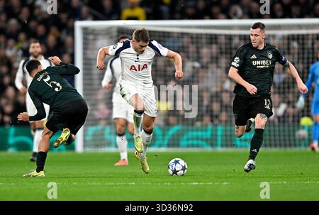 London, Großbritannien. November 2025. Micky van de Ven (Spurs) geht an Gabriel Pereira (Kopenhagen, 5) und Lukas Lerager (Kopenhagen, 12) vorbei und trifft den 3. Spurs-Tor beim Tottenham Hotspur V Kopenhagen UEFA Champions League, Liga-Spiel im Tottenham Hotspur Stadium, London. Dieses Bild ist NUR für REDAKTIONELLE ZWECKE bestimmt. Für jede andere Verwendung ist eine Lizenz von Football DataCo erforderlich. Quelle: MARTIN DALTON/Alamy Live News Stockfoto