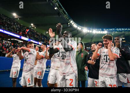 Parc des Princes Stadium, Paris, Frankreich am 4. November 2025. Paris, Frankreich. November 2025. Die Spieler des FC Bayern München feiern am 4. November 2025 im Parc des Princes Stadion in Paris ihren Sieg beim UEFA Champions League-Fußballspiel gegen Paris Saint-Germain. Foto: Firas Abdullah/ABACAPRESS.COM Credit: Abaca Press/Alamy Live News Stockfoto