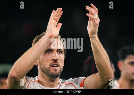 Parc des Princes Stadium, Paris, Frankreich am 4. November 2025. Paris, Frankreich. November 2025. Harry Kane, Stürmer des FC Bayern München, feiert am 4. November 2025 im Parc des Princes Stadion in Paris den Sieg des UEFA Champions League-Fußballspiels gegen Paris Saint-Germain. Foto: Firas Abdullah/ABACAPRESS.COM Credit: Abaca Press/Alamy Live News Stockfoto
