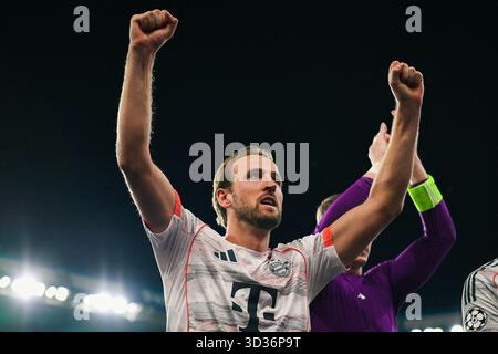 Parc des Princes Stadium, Paris, Frankreich am 4. November 2025. Paris, Frankreich. November 2025. Harry Kane, Stürmer des FC Bayern München, feiert am 4. November 2025 im Parc des Princes Stadion in Paris den Sieg des UEFA Champions League-Fußballspiels gegen Paris Saint-Germain. Foto: Firas Abdullah/ABACAPRESS.COM Credit: Abaca Press/Alamy Live News Stockfoto