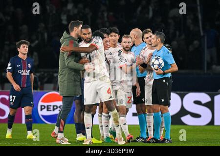 Parc des Princes Stadium, Paris, Frankreich am 4. November 2025. Paris, Frankreich. November 2025. Die Spieler des FC Bayern München feiern am 4. November 2025 im Parc des Princes Stadion in Paris ihren Sieg beim UEFA Champions League-Fußballspiel gegen Paris Saint-Germain. Foto: Firas Abdullah/ABACAPRESS.COM Credit: Abaca Press/Alamy Live News Stockfoto