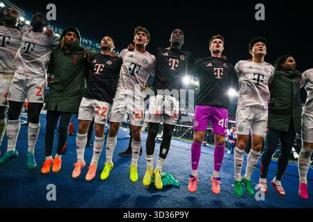 Parc des Princes Stadium, Paris, Frankreich am 4. November 2025. Paris, Frankreich. November 2025. Die Spieler des FC Bayern München feiern am 4. November 2025 im Parc des Princes Stadion in Paris ihren Sieg beim UEFA Champions League-Fußballspiel gegen Paris Saint-Germain. Foto: Firas Abdullah/ABACAPRESS.COM Credit: Abaca Press/Alamy Live News Stockfoto