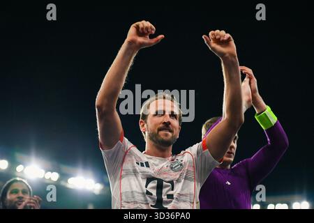 Parc des Princes Stadium, Paris, Frankreich am 4. November 2025. Paris, Frankreich. November 2025. Harry Kane, Stürmer des FC Bayern München, feiert am 4. November 2025 im Parc des Princes Stadion in Paris den Sieg des UEFA Champions League-Fußballspiels gegen Paris Saint-Germain. Foto: Firas Abdullah/ABACAPRESS.COM Credit: Abaca Press/Alamy Live News Stockfoto
