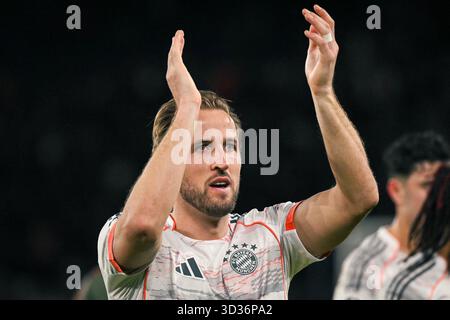 Parc des Princes Stadium, Paris, Frankreich am 4. November 2025. Paris, Frankreich. November 2025. Harry Kane, Stürmer des FC Bayern München, feiert am 4. November 2025 im Parc des Princes Stadion in Paris den Sieg des UEFA Champions League-Fußballspiels gegen Paris Saint-Germain. Foto: Firas Abdullah/ABACAPRESS.COM Credit: Abaca Press/Alamy Live News Stockfoto