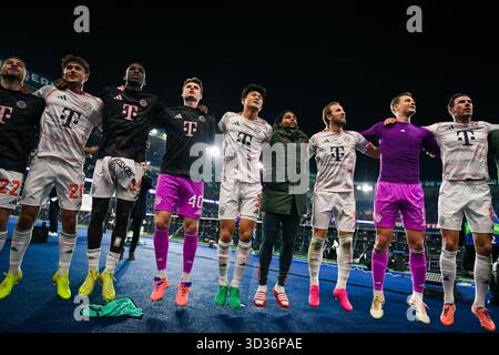 Parc des Princes Stadium, Paris, Frankreich am 4. November 2025. Paris, Frankreich. November 2025. Die Spieler des FC Bayern München feiern am 4. November 2025 im Parc des Princes Stadion in Paris ihren Sieg beim UEFA Champions League-Fußballspiel gegen Paris Saint-Germain. Foto: Firas Abdullah/ABACAPRESS.COM Credit: Abaca Press/Alamy Live News Stockfoto