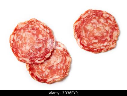 Scheiben trockener spanischer Wurst isoliert auf weißem Hintergrund, Draufsicht Stockfoto