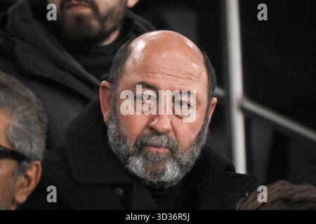Paris, Frankreich. November 2025. Der französische Schauspieler Kad Merad nimmt am 4. November 2025 im Parc des Princes Stadion in Paris beim Fußballspiel der UEFA Champions League zwischen Paris Saint-Germain und dem FC Bayern München Teil. Foto: Firas Abdullah/ABACAPRESS.COM Credit: Abaca Press/Alamy Live News Stockfoto