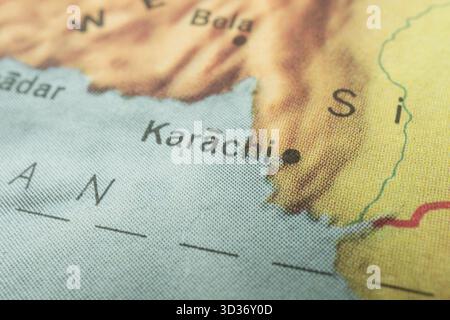 Ein Nahaufnahme-Kartenabschnitt mit der Bezeichnung KARACHI in der Provinz Pakistans Sindh zeigt verschiedene Geländefarben und eine mögliche rote Grenze Stockfoto