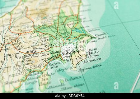 Nahaufnahme der Karte zeigt Japan, beschriftete Städte wie Tokio und Osaka, umgeben von Regionen Russlands, Chinas, Koreas und des Ostmeers Japans U Stockfoto