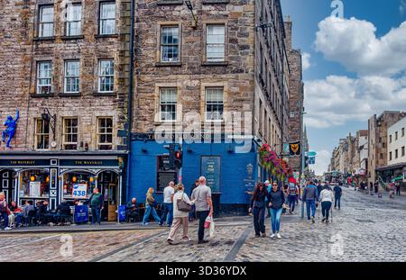 EDINBURGH, SCHOTTLAND – 22. August 2024: Ein malerisches und gemütliches Café mit dem Namen „Dunedin Cafe & Bistro“ auf der Royal Mile, das Passanten mit seinem Meer im Freien einlädt Stockfoto