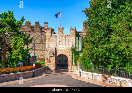 Frontansicht auf das historische Haupttor, Porta San Zeno, zur ummauerten Stadt Lazise am Ufer des Gardasees, Provinz Verona, Veneto reg Stockfoto
