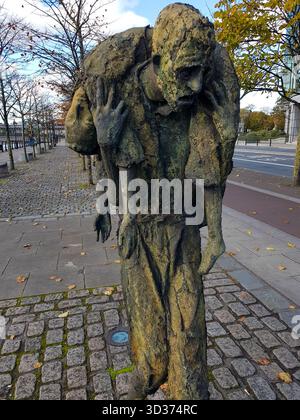The Famine Memorial von Rowan Gillespie am Custom House Quay in Dublin City Docklands, Irland, Great Irish Hunger mit dem bronzenen Fluss Liffey Stockfoto