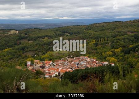 Panoramablick auf La Garganta, ein kleines traditionelles Dorf in Cáceres, Spanien, eingebettet in eine grüne Berglandschaft. Die Häusergruppe Stockfoto