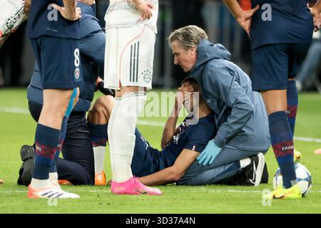 Paris, Frankreich. November 2025. Achraf Hakimi von PSG wird am 4. November 2025 im Parc des Princes Stadion in Paris verletzt - Foto Jean Catuffe/DPPI Credit: DPPI Media/Alamy Live News Stockfoto