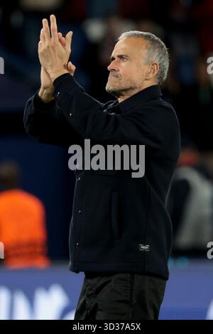 Paris, Frankreich. November 2025. PSG-Trainer Luis Enrique grüßt die Fans nach der UEFA Champions League, der Liga-Phase und dem MD4-Fußballspiel zwischen Paris Saint-Germain (PSG) und Bayern München am 4. November 2025 im Parc des Princes-Stadion in Paris, Frankreich - Foto Jean Catuffe/DPPI Credit: DPPI Media/Alamy Live News Stockfoto