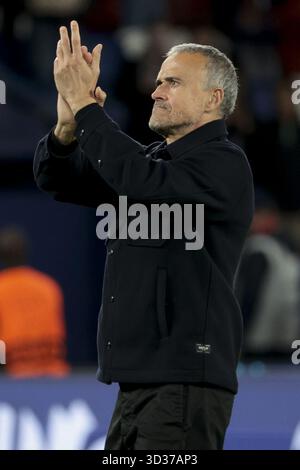 PSG-Trainer Luis Enrique grüßt die Fans nach der UEFA Champions League, der Liga-Phase und dem MD4-Fußballspiel zwischen Paris Saint-Germain (PSG) und Bayern München am 4. November 2025 im Parc des Princes-Stadion in Paris Stockfoto
