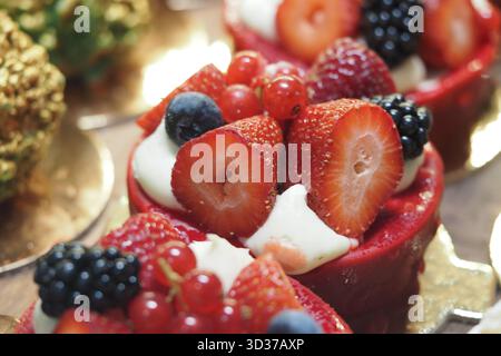 Frische Beerentorte mit Sahne, serviert in einer lokalen Bäckerei Stockfoto