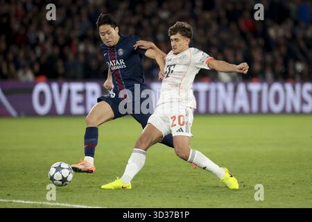 Tom Bischof von Bayern München verließ Lee Kang-in von PSG während der UEFA Champions League, der Liga-Phase und des MD4-Fußballspiels zwischen Paris Saint-Germain (PSG) und Bayern München am 4. November 2025 im Parc des Princes-Stadion in Paris Stockfoto