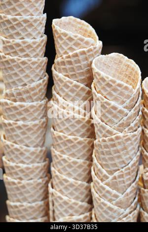 Stapel leerer Eiskegel, bereit für Sommerspezialitäten Stockfoto