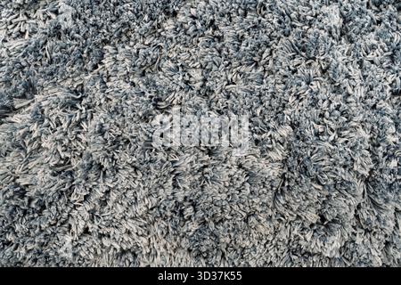 Strukturierte Weichheit Ein luxuriöser blau-grauer Teppich für Komfort und Stil zu Hause Stockfoto