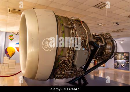 Seitenansicht eines großen Flugzeugtriebwerks mit General Electric (GE) Stockfoto