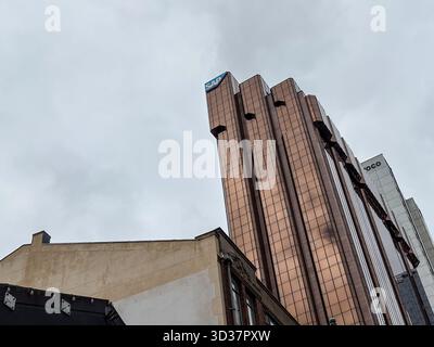 SAP Tower, ein moderner bronzefarbener Glashochhaus im Zentrum von Auckland, Neuseeland, von der Straße aus gesehen an einem bewölkten Tag. Symbolisiert den Stadtbus Stockfoto