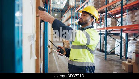 Versand, Scan und Mann mit Klemmbrett im Lager für Lieferkette, Vertrieb und Lagerbestand. Inspektion, Lager und Person mit Strichcode für Stockfoto