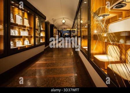 Die Schmuck-Passage in der Stadt Salzburg nach unbekannte Täter am 04.11.2025. zwei Glasvitrinen aufbrechen und Schmuck in unbekannter Höhe gestohlen haben. Aufgenommen am 04.11.2025. // die Schmuckhalle in der Stadt Salzburg, nachdem unbekannte Täter am 4. November 2025 in zwei Glasvitrinen eingebrochen und Schmuck von unbekanntem Wert gestohlen hatten. Fotografiert am 4. November 2025. - 20251104 PD9464 Credit: APA-PictureDesk/Alamy Live News Stockfoto