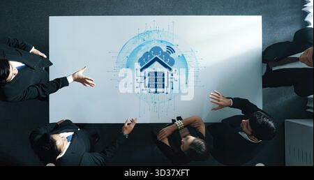 Ein vielseitiges Geschäftsteam diskutiert über Cloud-Technologie und stellt Innovation und Zusammenarbeit in einem modernen professionellen Umfeld vor Stockfoto