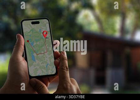Man sucht Hotel GPS Karte zu Route Ziel Netzwerkverbindung Lage Straßenkarte mit GPS Symbolen Navigation Stockfoto