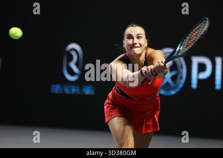 Riad, Saudi-Arabien. November 2025. Aryna Sabalenka aus Weißrussland kehrt einen Ball während des Round robin Matches gegen Jessica Pegula aus den Vereinigten Staaten beim WTA Finals-Tennisturnier in Riad, Saudi-Arabien, am 4. November 2025 zurück. Quelle: Luo Chen/Xinhua/Alamy Live News Stockfoto
