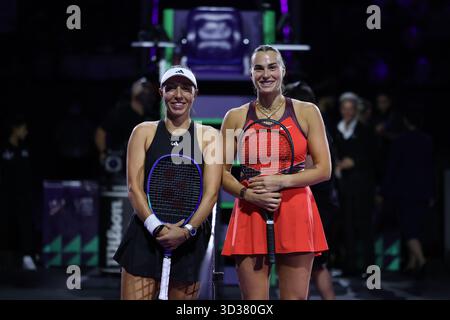 Riad, Saudi-Arabien. November 2025. Aryna Sabalenka (R) aus Weißrussland und Jessica Pegula aus den Vereinigten Staaten posieren für Fotos vor ihrem Round robin Match beim WTA Finals-Tennisturnier in Riad, Saudi-Arabien, am 4. November 2025. Quelle: Luo Chen/Xinhua/Alamy Live News Stockfoto