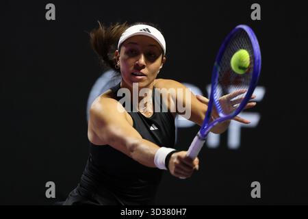 Riad, Saudi-Arabien. November 2025. Jessica Pegula aus den Vereinigten Staaten kehrt einen Ball während des Round robin Matches gegen Aryna Sabalenka aus Weißrussland beim WTA Finals-Tennisturnier in Riad, Saudi-Arabien, am 4. November 2025 zurück. Quelle: Luo Chen/Xinhua/Alamy Live News Stockfoto