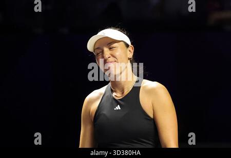 Riad, Saudi-Arabien. November 2025. Jessica Pegula aus den Vereinigten Staaten reagierte beim Runden-robin-Spiel gegen Aryna Sabalenka aus Weißrussland am 4. November 2025 beim WTA-Finaltennis-Turnier in Riad, Saudi-Arabien. Quelle: Luo Chen/Xinhua/Alamy Live News Stockfoto